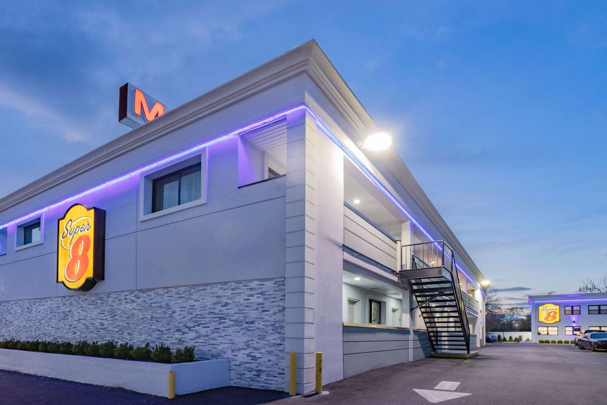 Super 8 by Wyndham Lindenhurst — 3
