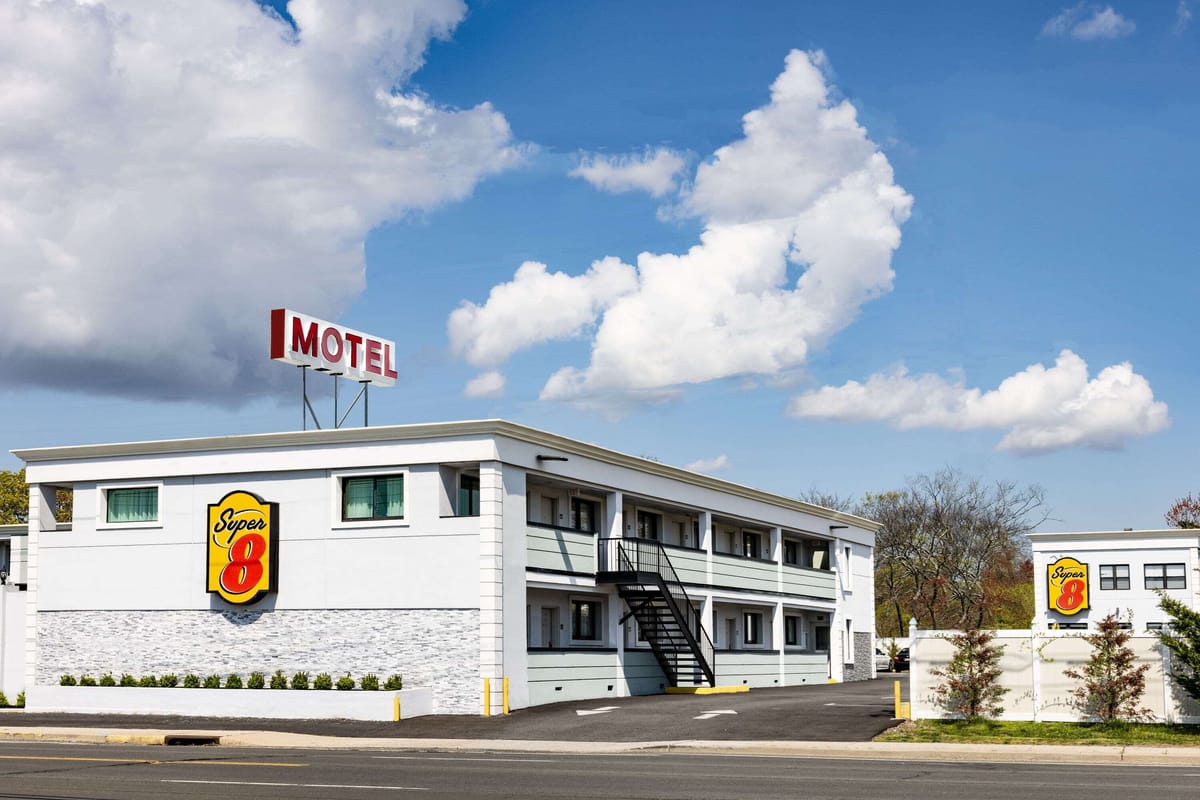 Super 8 by Wyndham Lindenhurst — 4
