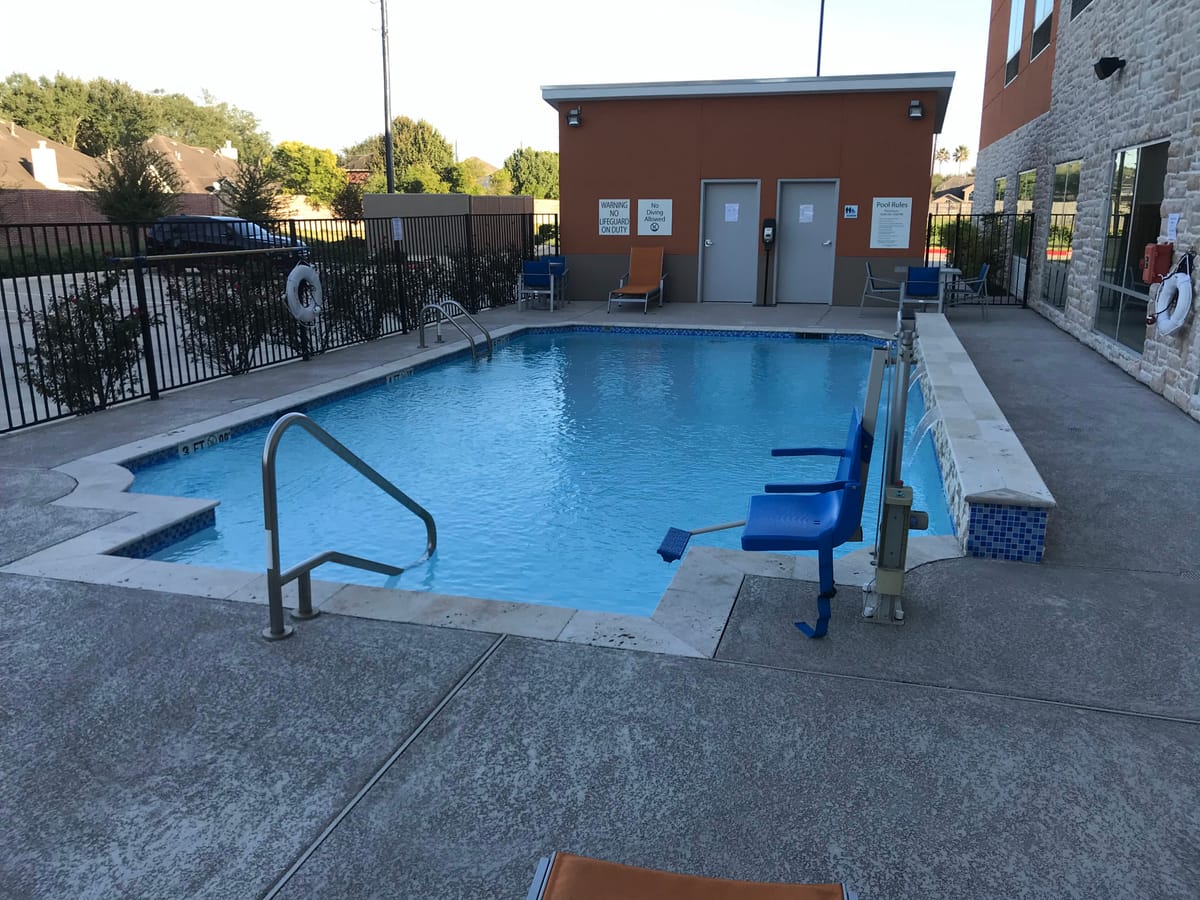 Holiday Inn Express & Suites Sugar Land SE - Missouri City by IHG — 4