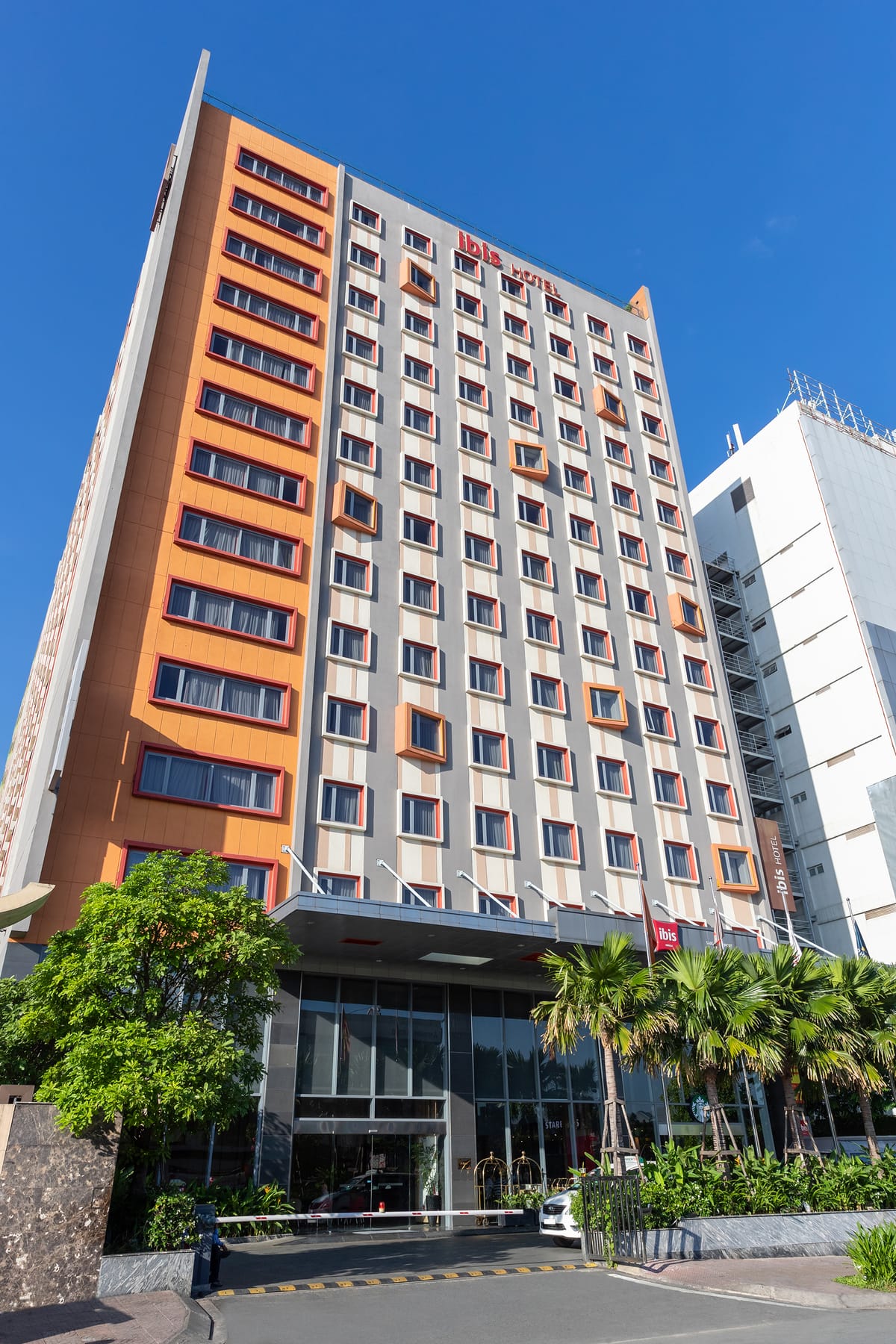 ibis Saigon Airport Hotel — 1