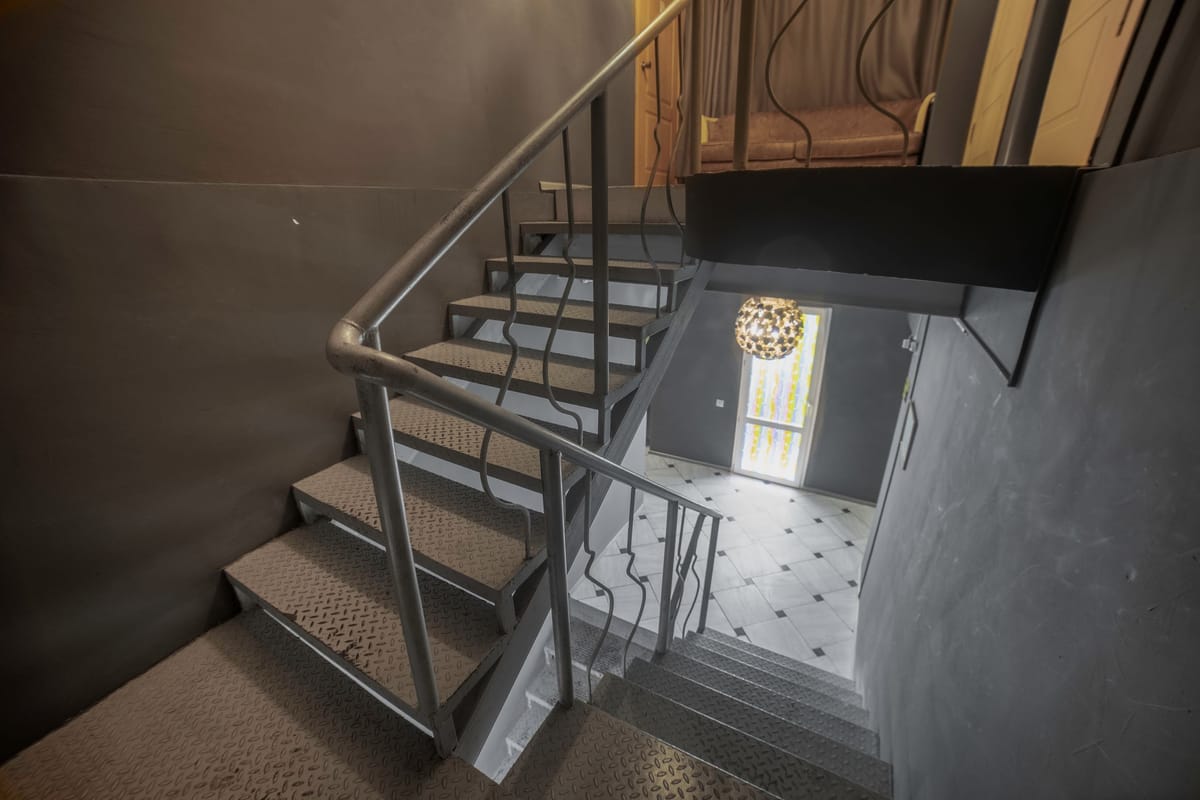 Avia House — 5