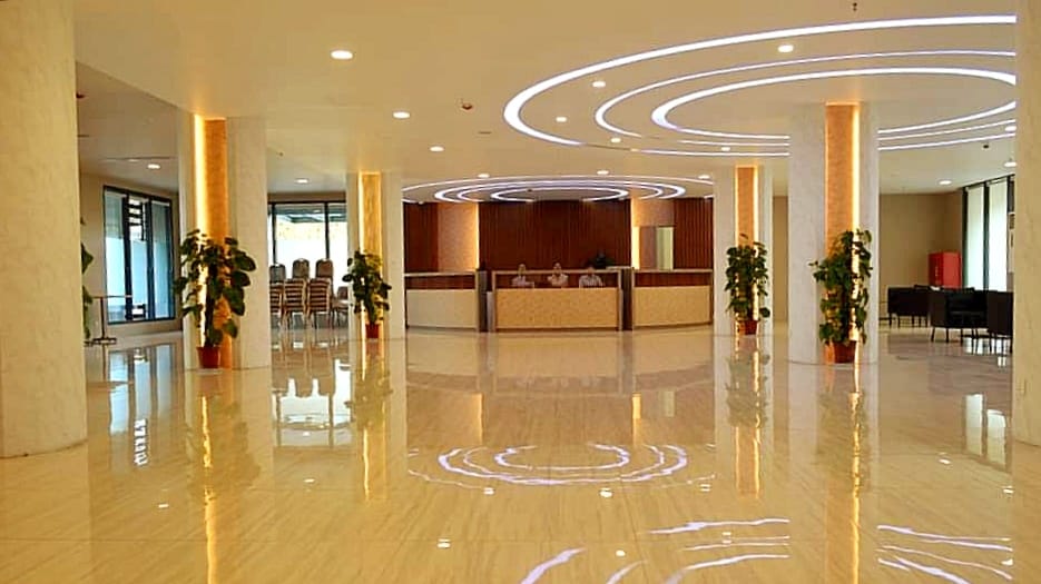 Airport Avenue Hotel — 1