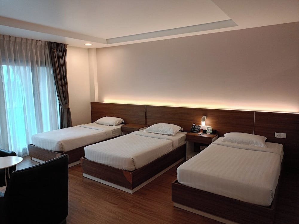 Airport Avenue Hotel — 2