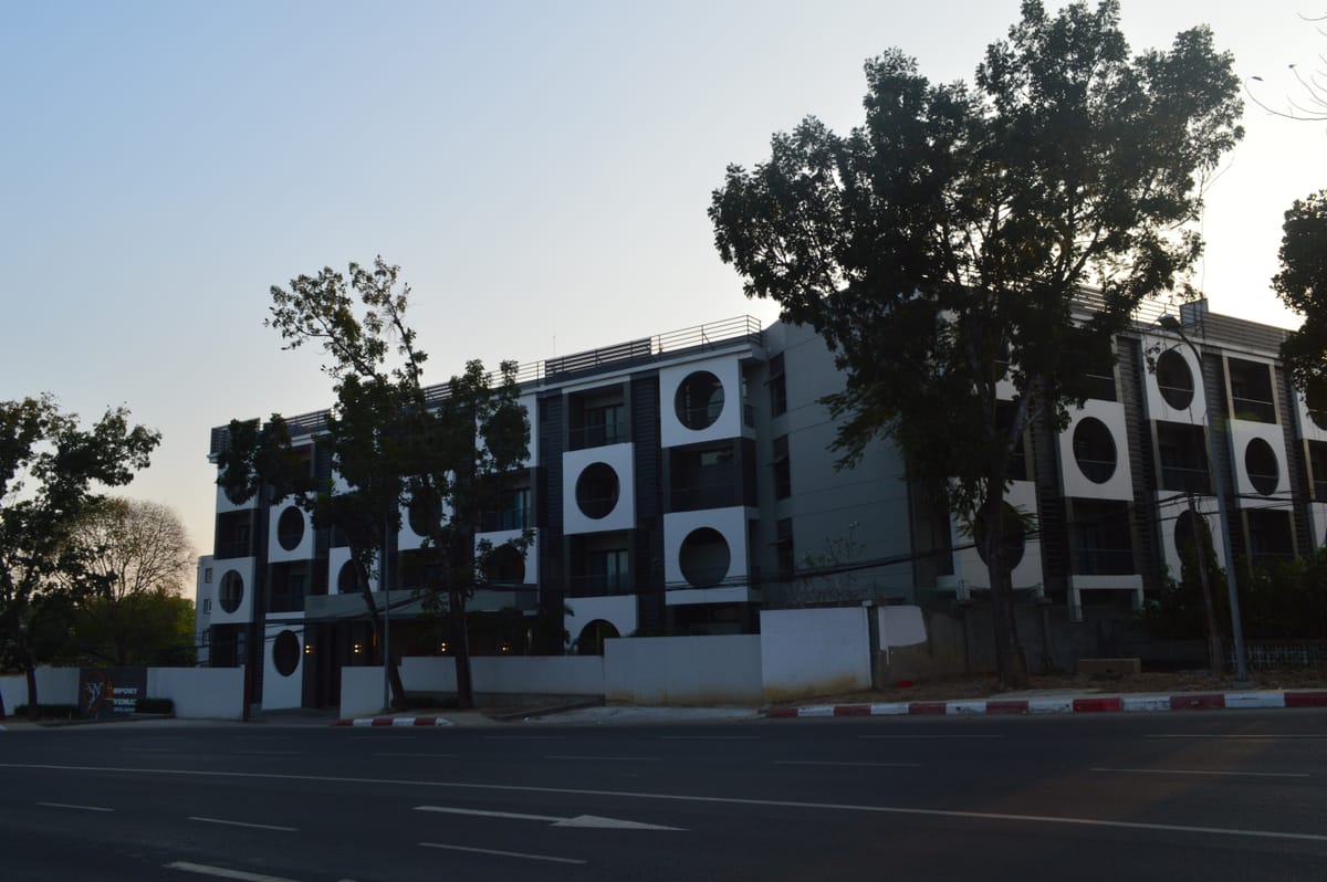 Airport Avenue Hotel — 4